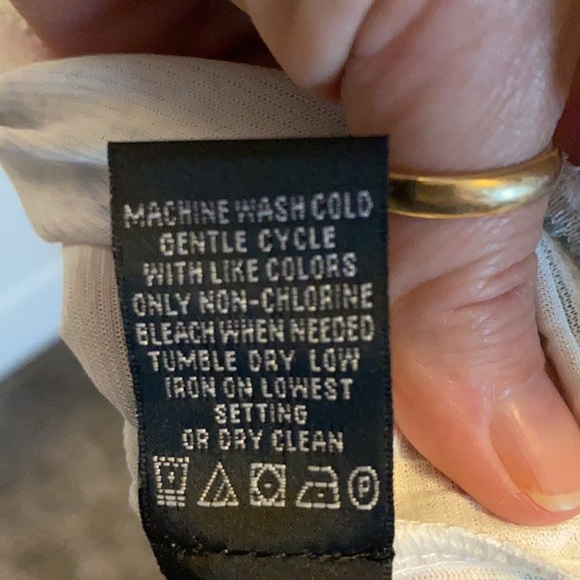 Casual Express Women’s Top M Cream Wine Green NWT - Picture 7 of 8